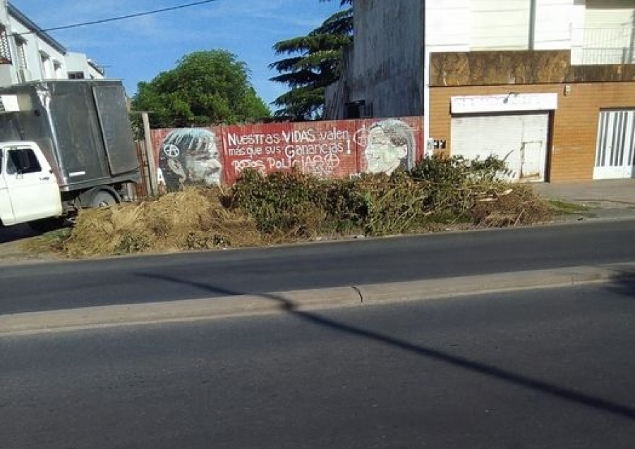 En un sector de Los Hornos alertaron por un vecino que quiere prender fuego sus desechos en la vereda