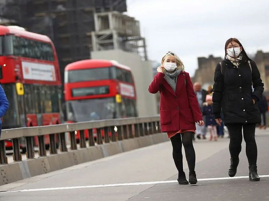 En Inglaterra, los médicos se oponen a la liberación de las restricciones por las nuevas cepas de coronavirus