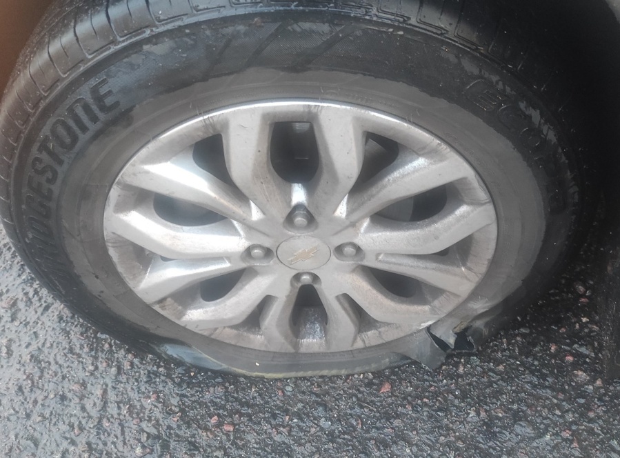 Un conductor explotó de furia por reventar una rueda en La Plata: se quejó de la bicisenda