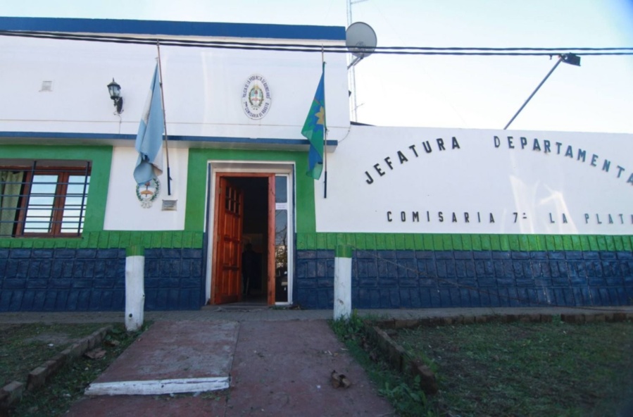 Empleado del servicio penitenciario atacó a su ex pareja a mordiscos, la golpeó y lo detuvieron en La Plata