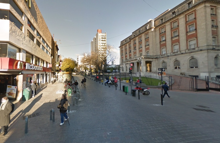 En pleno centro de La Plata, un vendedor ambulante atacaba a las personas y terminó detenido
