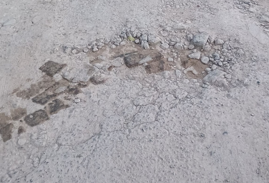 En 150 y 45 pidieron la urgente reparación de una calle copada por los pozos