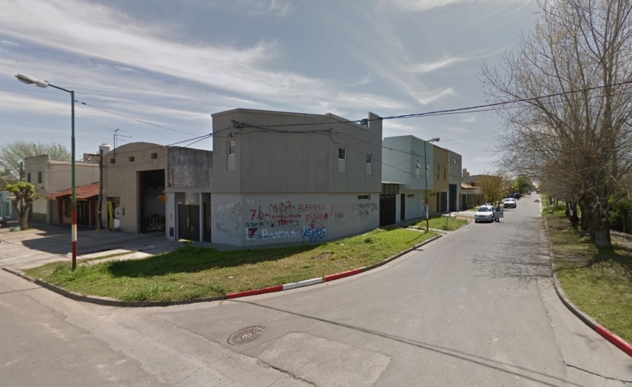 Armados con cuchillos, dos delincuentes atacaron a un hombre para robarle en en su casa en Altos de San Lorenzo