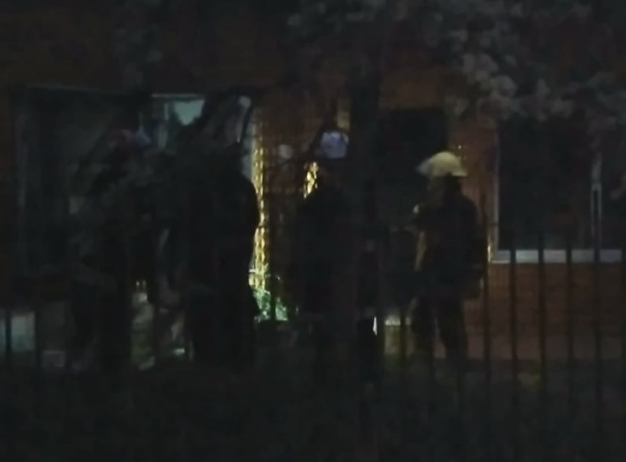 Incendio y tensión en Berisso: una mujer de 72 años quedó internada por inhalación de humo