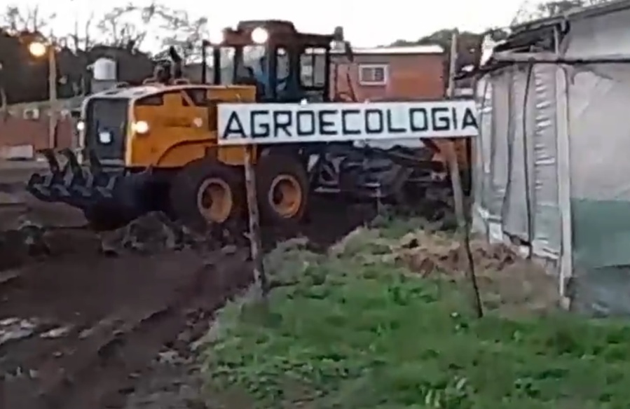 Abrazo simbólico en el Agrotécnico Juan XXIII de La Plata: ”Nos quieren usurpar el campo de la escuela”