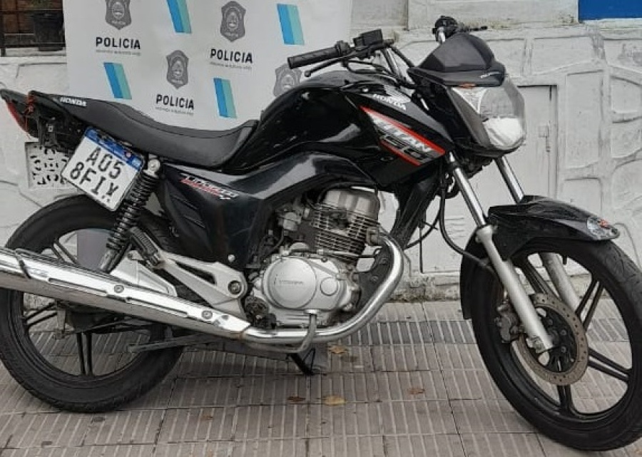 Lo frenaron en La Plata para pedirle los papeles de la moto y descubrieron que era robada