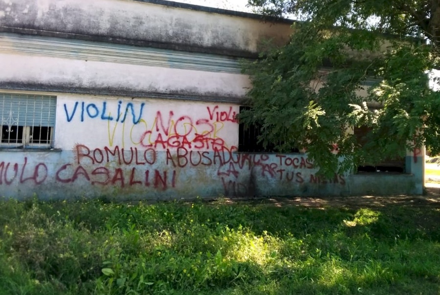 Le quemaron la casa a un supuesto abusador de La Plata: la protesta se desmadró y tuvo que intervenir la denunciante