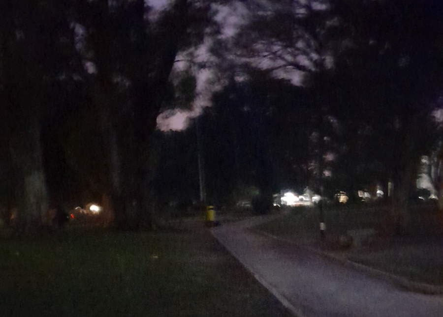 Vecinos de Villa Elisa reclamaron por la falta de iluminación en la plaza: ”Está todo oscuro; miedo da”