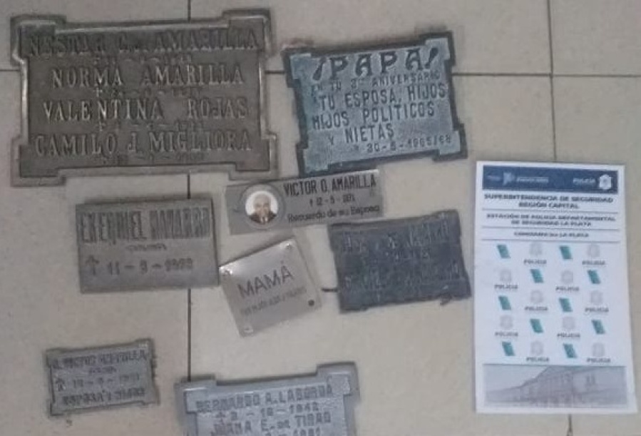 Alertan por el robo de placas de bronce en el cementerio de La Plata