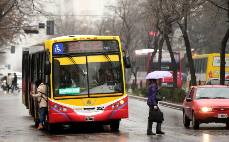 Desde este lunes, rige el aumento de tarifas de colectivo: ¿Cuánto sale el boleto mínimo en La Plata?