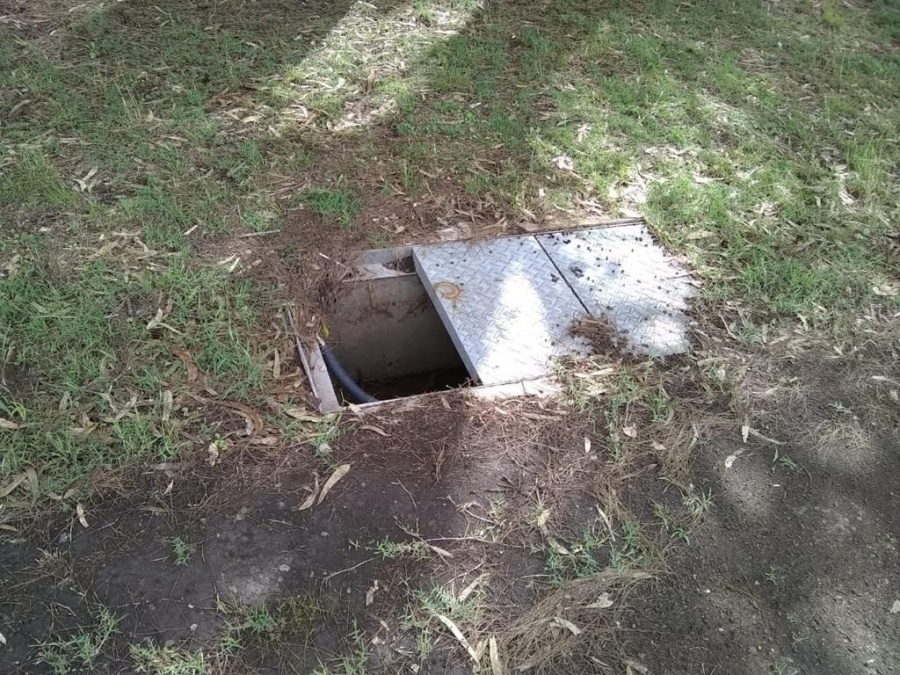 En el barrio El Retiro alertaron por un peligroso hueco con cables gruesos