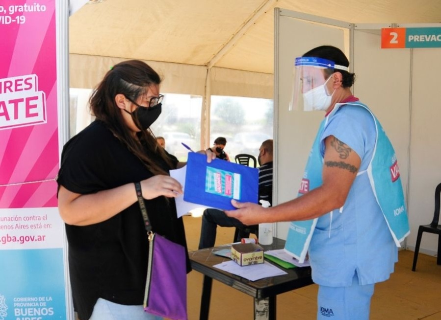 Quiénes pueden aplicarse la vacuna bivalente que se pone en marcha en la Provincia de Buenos Aires