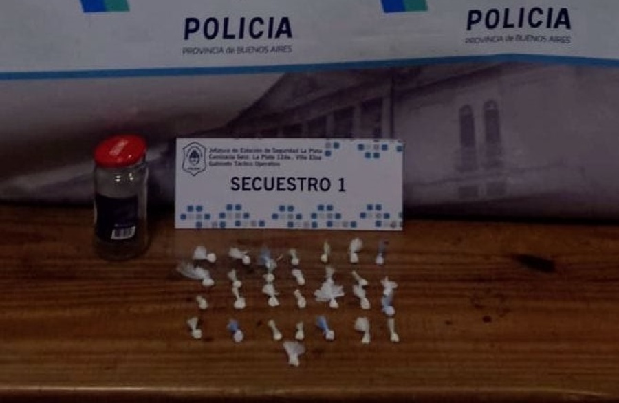 Delivery de droga detenido en Villa Elisa: recorría la zona con frascos y envoltorios