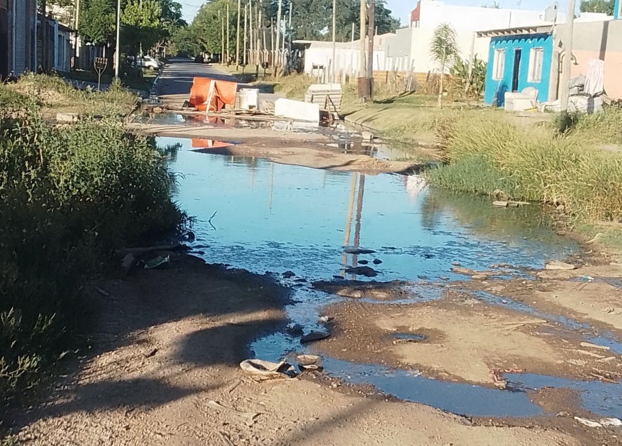 Vecinos de 139 y 74 alertaron por el agua estancada en la calle: ”Es un peligro por el dengue”