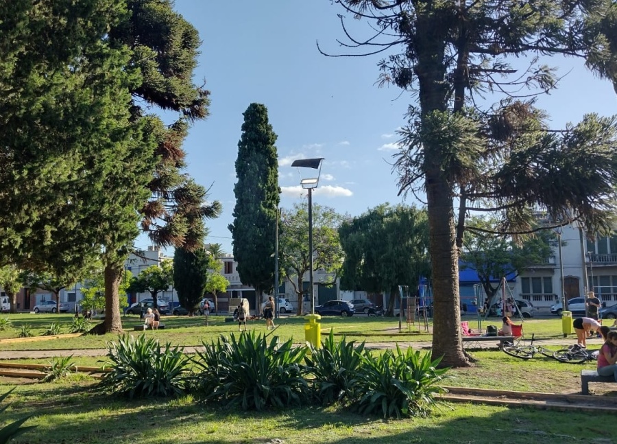 En Tolosa reclamaron que la plaza Iraola tiene las luces prendidas las 24 horas del día