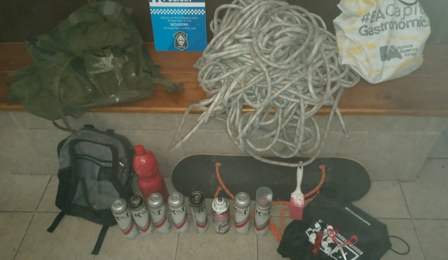 Los encontraron pintando grafitis en un edificio de La Plata y los detuvieron