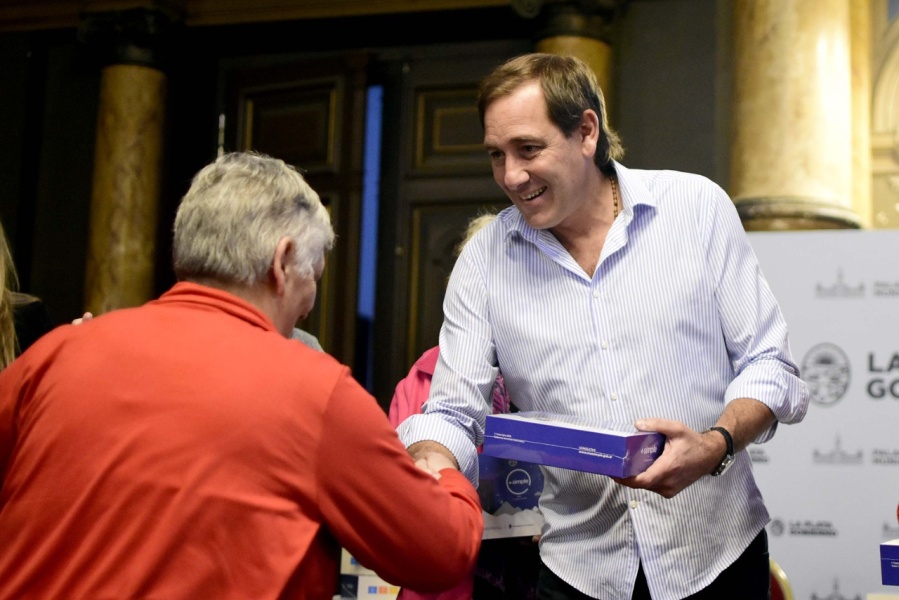 Garro entregó 150 tablets a adultos mayores: ”La inserción digital habilita la igualdad de oportunidades”