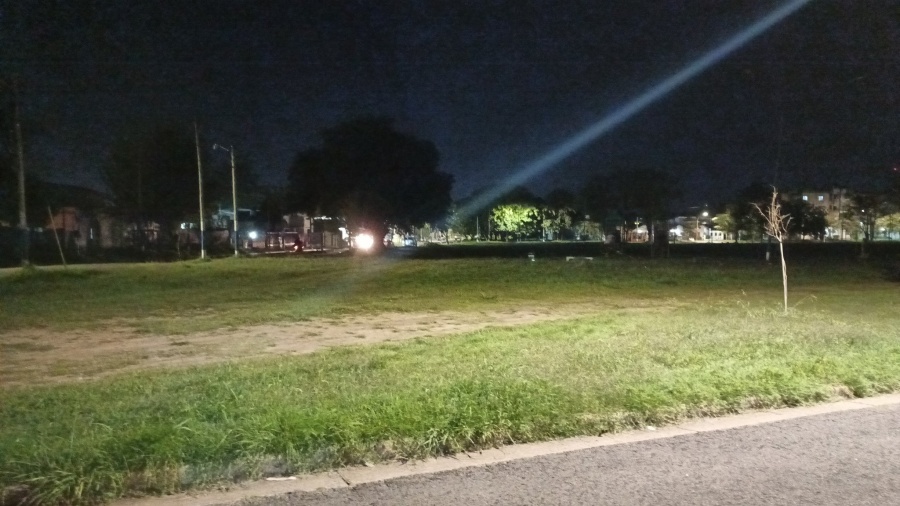Vecinos se quejaron de la falta de luminarias en una plaza de Barrio Monasterio