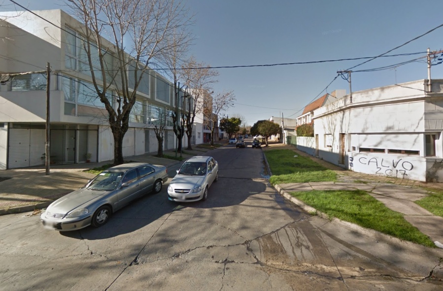 Delincuentes desvalijaron una casa en La Loma, huyeron y ahora los buscan intensamente