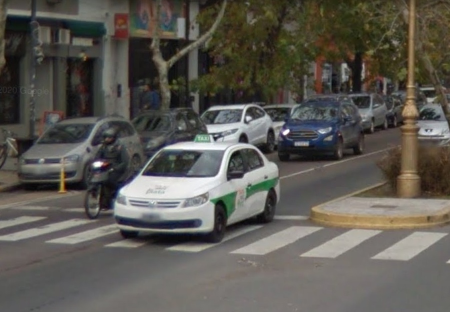 Se tomó un taxi en 8 y 45, simuló que quería sacar dinero del cajero y le hizo vivir una pesadilla al conductor en Los Hornos