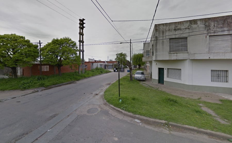 Asaltaron a una mujer en Los Hornos y los vecinos piden seguridad: ”A las 13 desaparece la gente y aparecen los delincuentes”