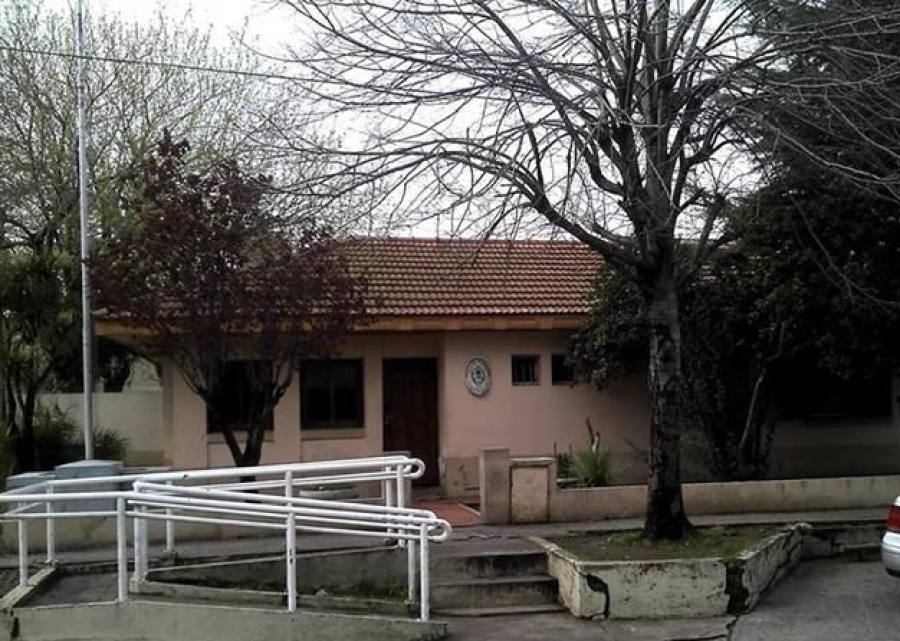 No llegó a la comisaría de Ringuelet: un preso se escapó esposado