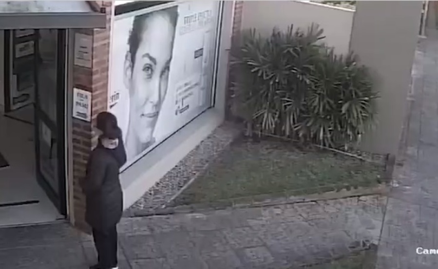 Le robaron el auto estacionado en City Bell mientras trabajaba en una farmacia