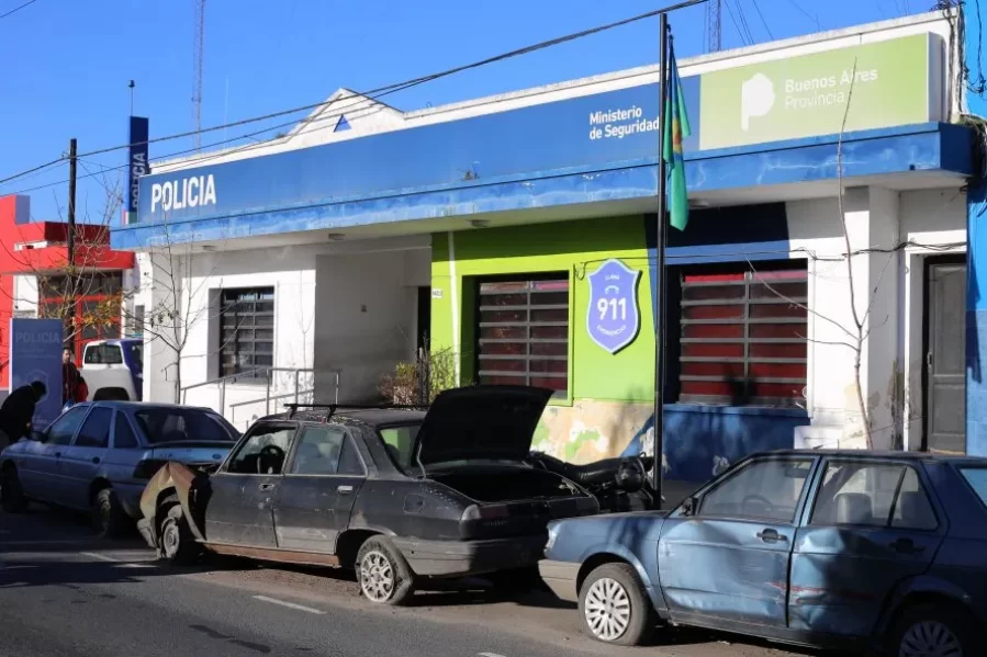 Un detenido luego de un feroz ataque a piedrazos a la Comisaría de Los Hornos