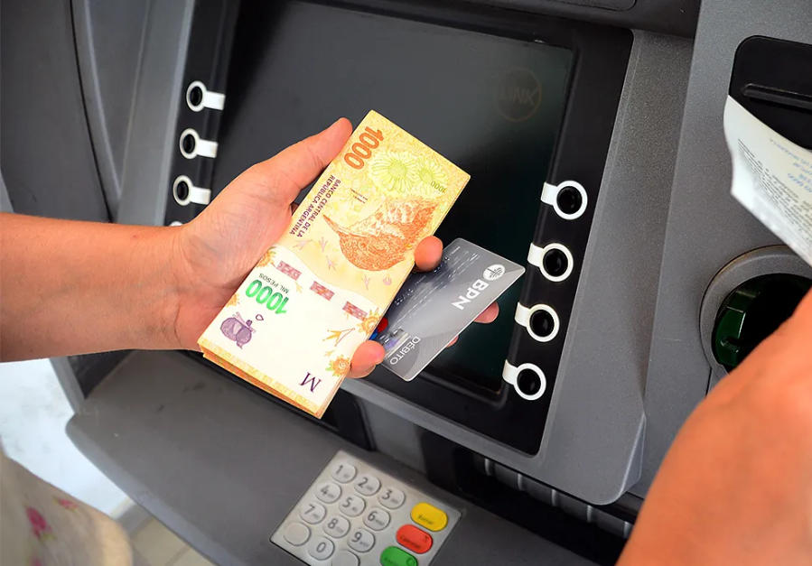 Oficializaron el nuevo tope de 60 mil pesos para extraer dinero en los cajeros automáticos