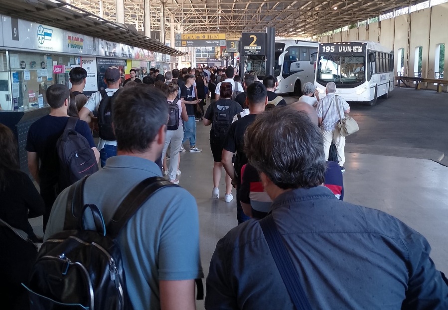 Caos y furia por las filas eternas para viajar en colectivo desde La Plata a Capital Federal: ”Es una vergüenza”