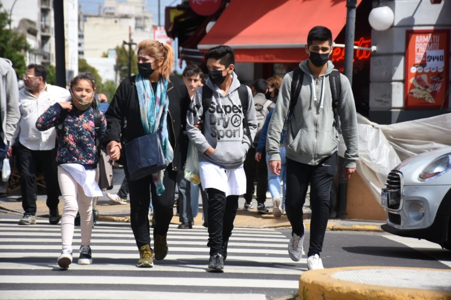 Por decreto, el Ministerio de Salud nacional recomendó el uso del barbijo en espacios cerrados, escuelas y transporte público