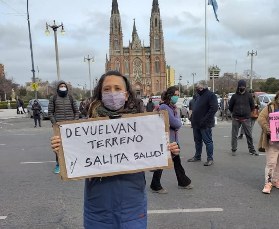Habrá una nueva movilización en Plaza Moreno contra la cesión de tierras de la Municipalidad a una iglesia en El Rincón