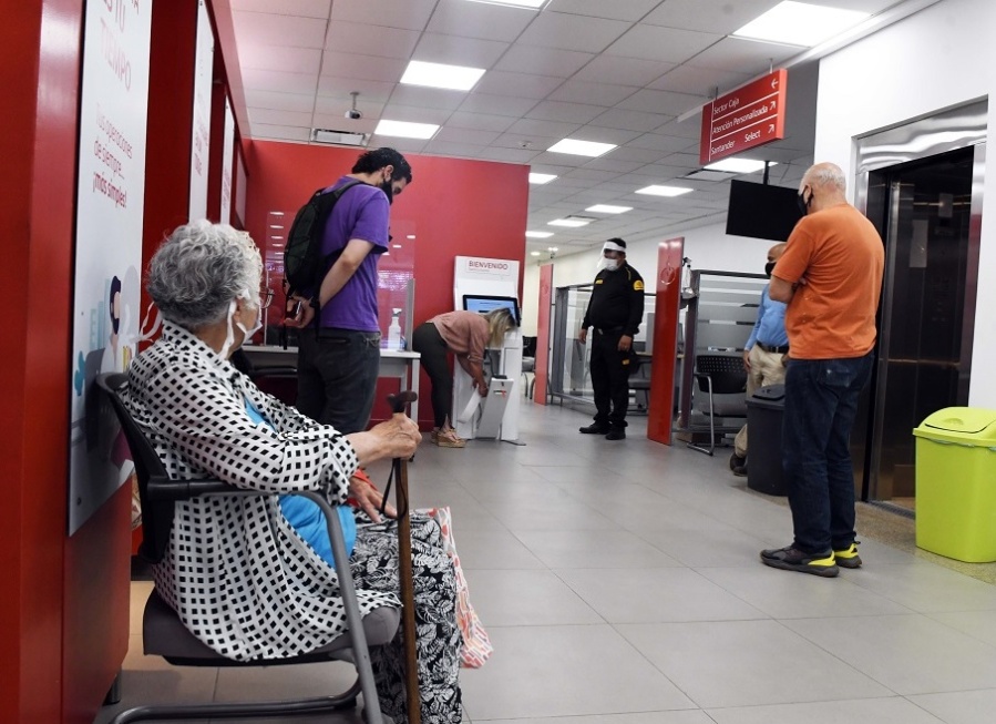 Cierre de cajas y sucursales bancarias en La Plata, un dolor de cabeza para empresarios y empleados que llegó para quedarse