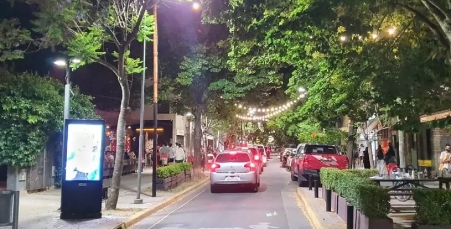 Apedrearon anoche un local de City Bell por media hora y los vecinos mencionaron que la policía nunca apareció