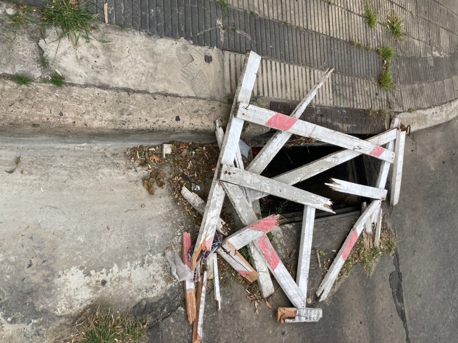Vecinos de 20 y 66 piden que arreglen un hueco que está tapado precariamente