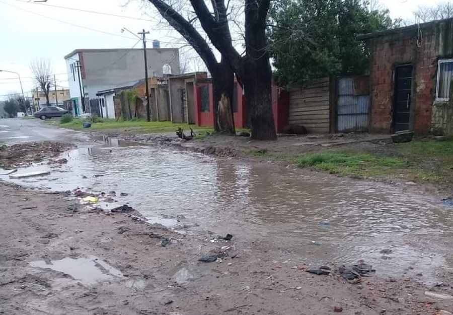 Vecinos de Los Hornos conviven con pozos y los días de lluvia de les hace imposible transitar