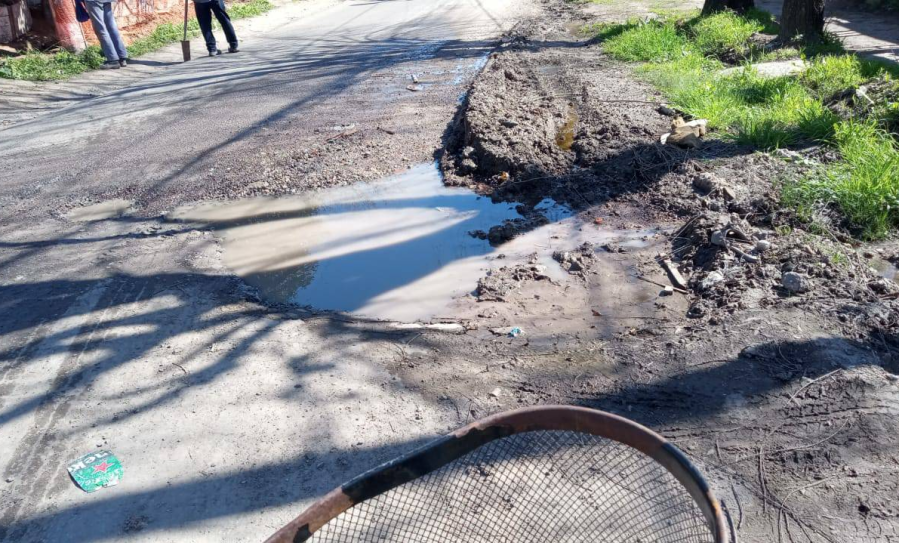 En 122 y 603 reclamaron por pozos cada vez más profundos: ”Intransitable”