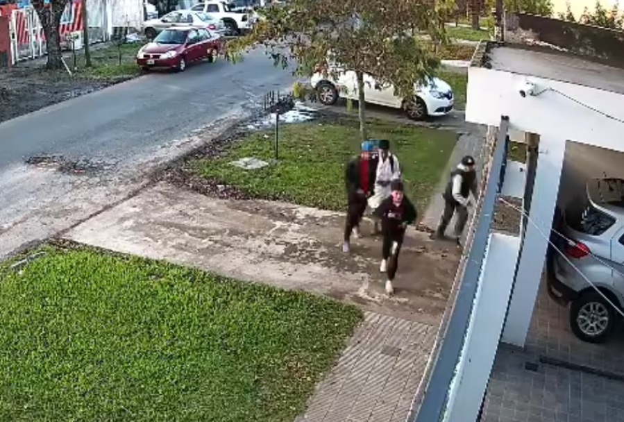 Polémica en La Plata por chicos traviesos que abollan portones con patadas: ”Estaría bueno que se acerquen a pedir disculpas”