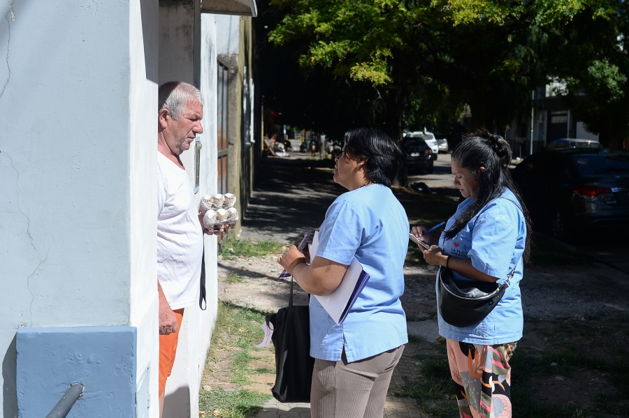 La lucha contra el dengue sigue puerta por puerta en City Bell y las jornadas de salud llegarán a Tolosa y Los Hornos
