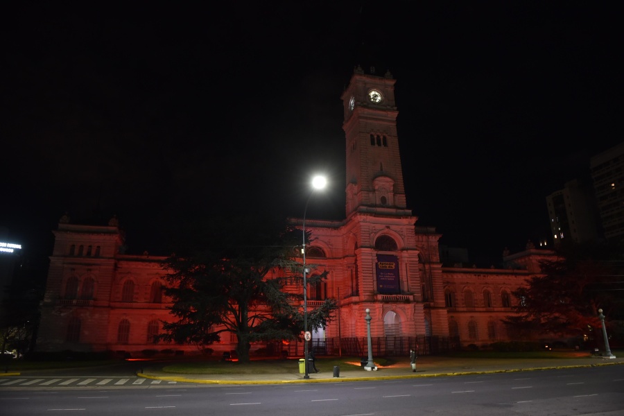 Para concientizar sobre el TDAH, la Municipalidad de La Plata se tiñó de naranja