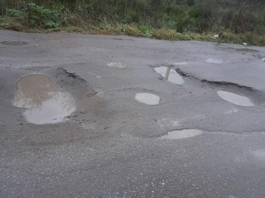 En Arana reclamaron que la avenida 155 está llena de pozos y se complica el acceso a las escuelas