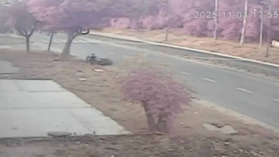 Grave accidente en La Plata: un repartidor perdió el control de la moto y está internado con fractura de cráneo