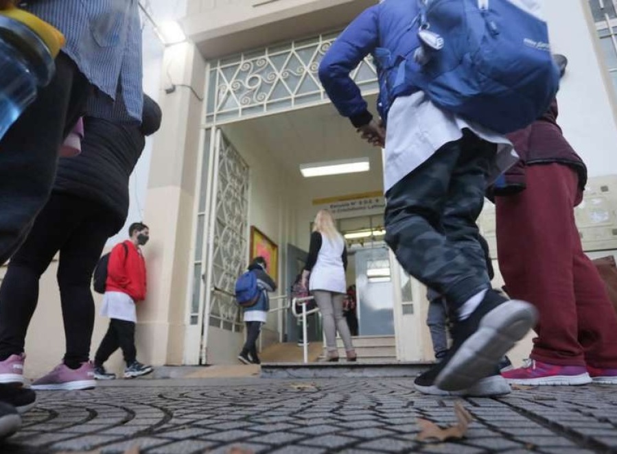 Barbijos ”de calidad” y sin necesidad de distanciamiento: así prepara Provincia la presencialidad plena en las aulas