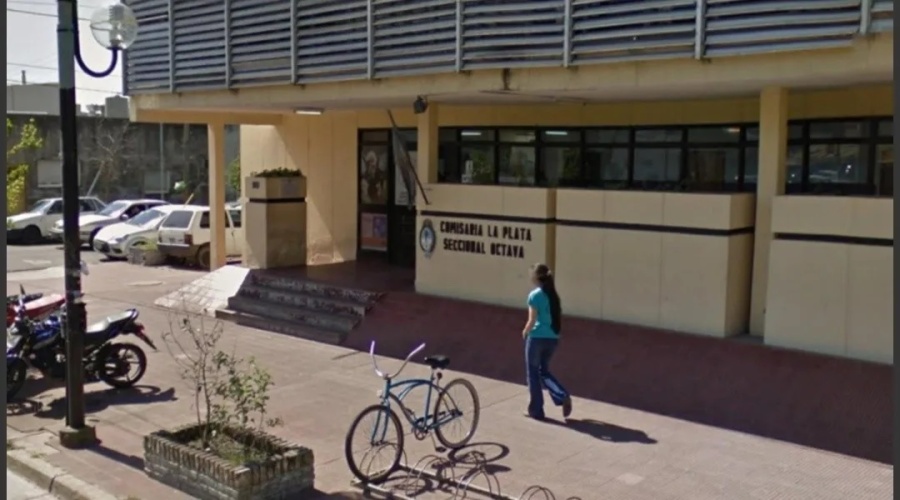 Frenó en una esquina de Villa Elvira para pedir una dirección y le robaron la moto