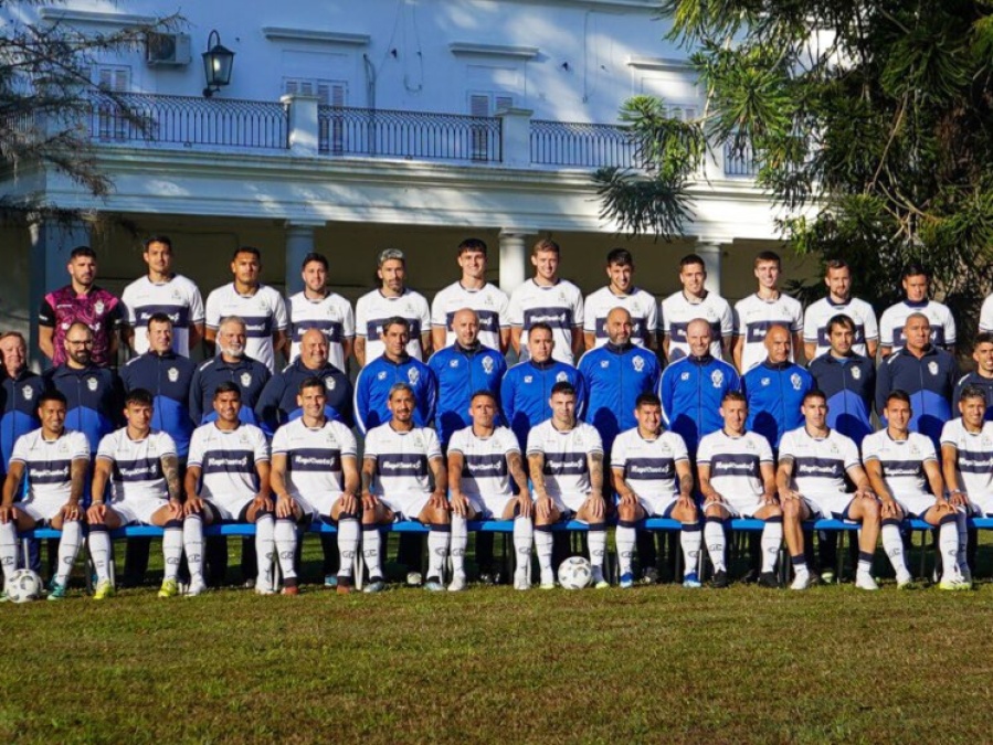 ¿Cuál es la fuerte apuesta que hace Méndez en su debut y qué inesperada noticia recibió?