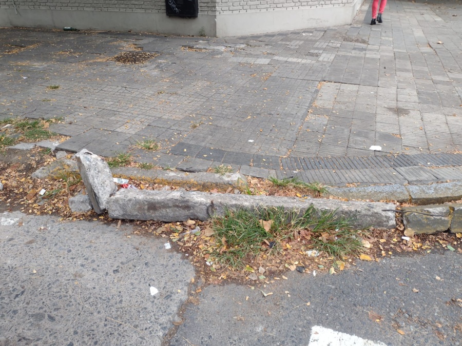 ”¿Nadie lo arregla?”: Bronca por el ”doble cordón” en una esquina céntrica de La Plata