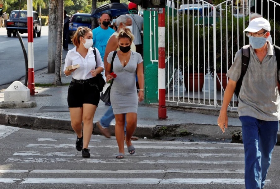 Cayeron fuertemente los contagios en la última semana y Argentina se aleja del pico de la cuarta ola