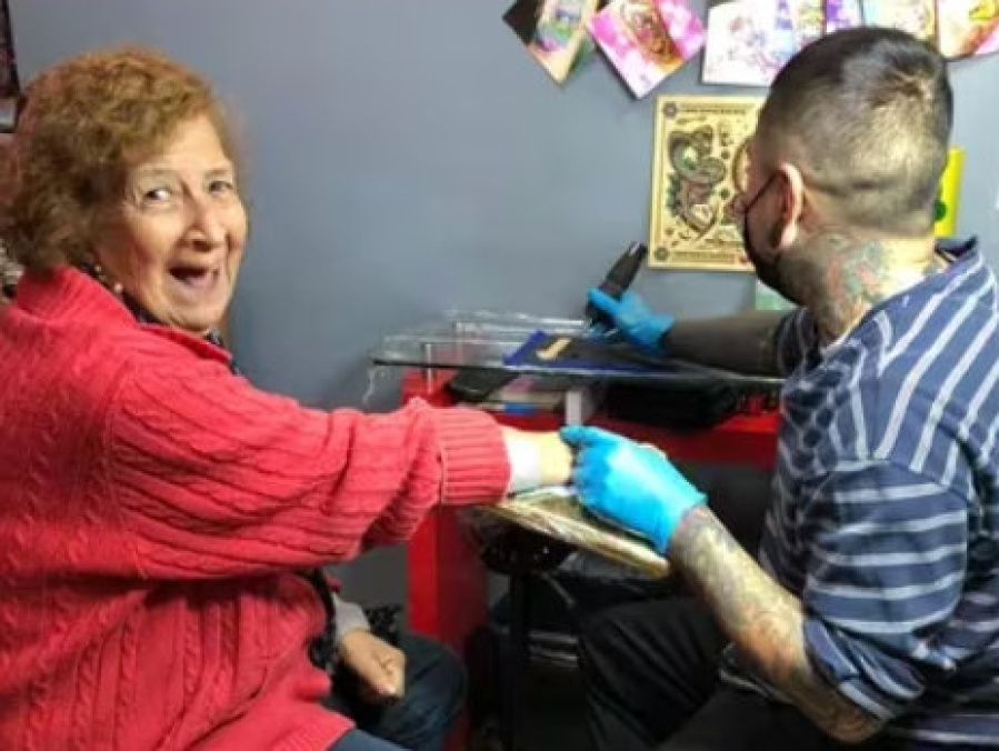 Una abuela se volvió viral luego de que se hizo un tatuaje ”a escondidas de sus nietos”