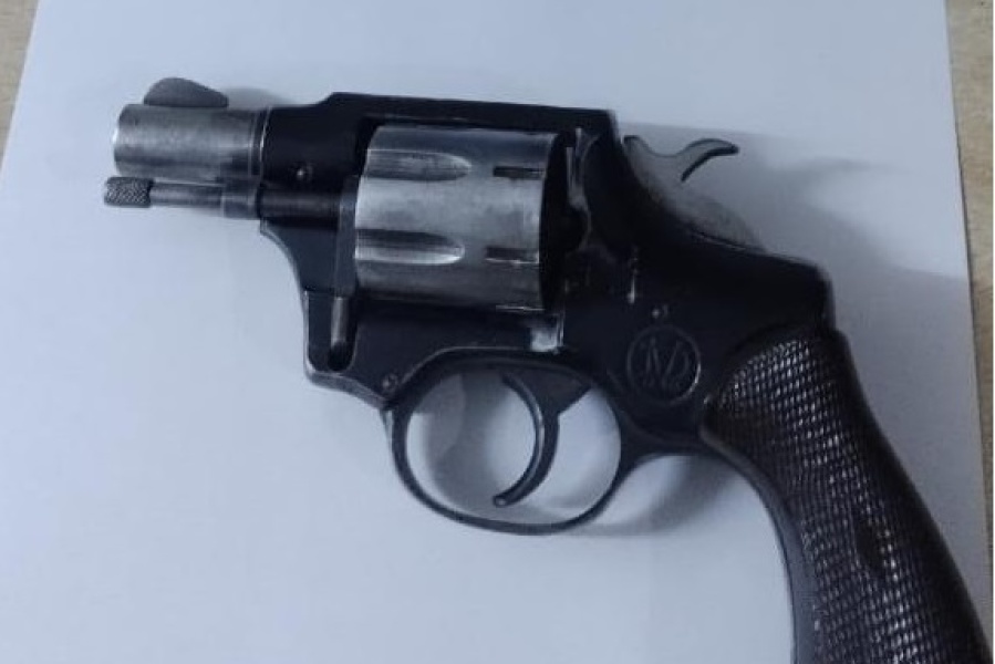 Le encontraron un arma mientras caminaba por Villa Elvira: investigan si venía de cometer un delito