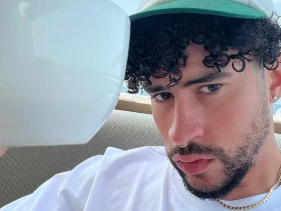 Bad Bunny salió a responder luego de tirar el celular de una joven que quería sacarse una foto con él: ”Sin cojones me tiene”